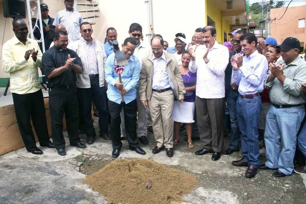 El senador de Espaillat (José Rafael Vargas), facilita el primer picazo del acueducto de Villa trina a su lado el Director Ejecutivo del INAPA (ingeniero Mariano Germán) y demás autoridades de la provincia y la comunidad.
